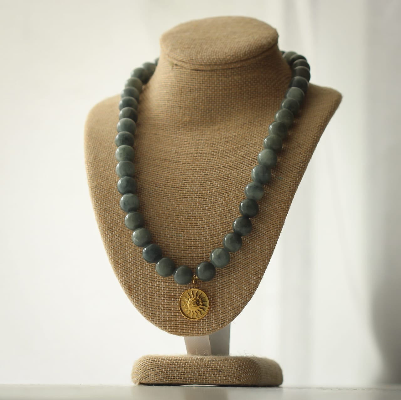 Kala Halskette, Jade grau
