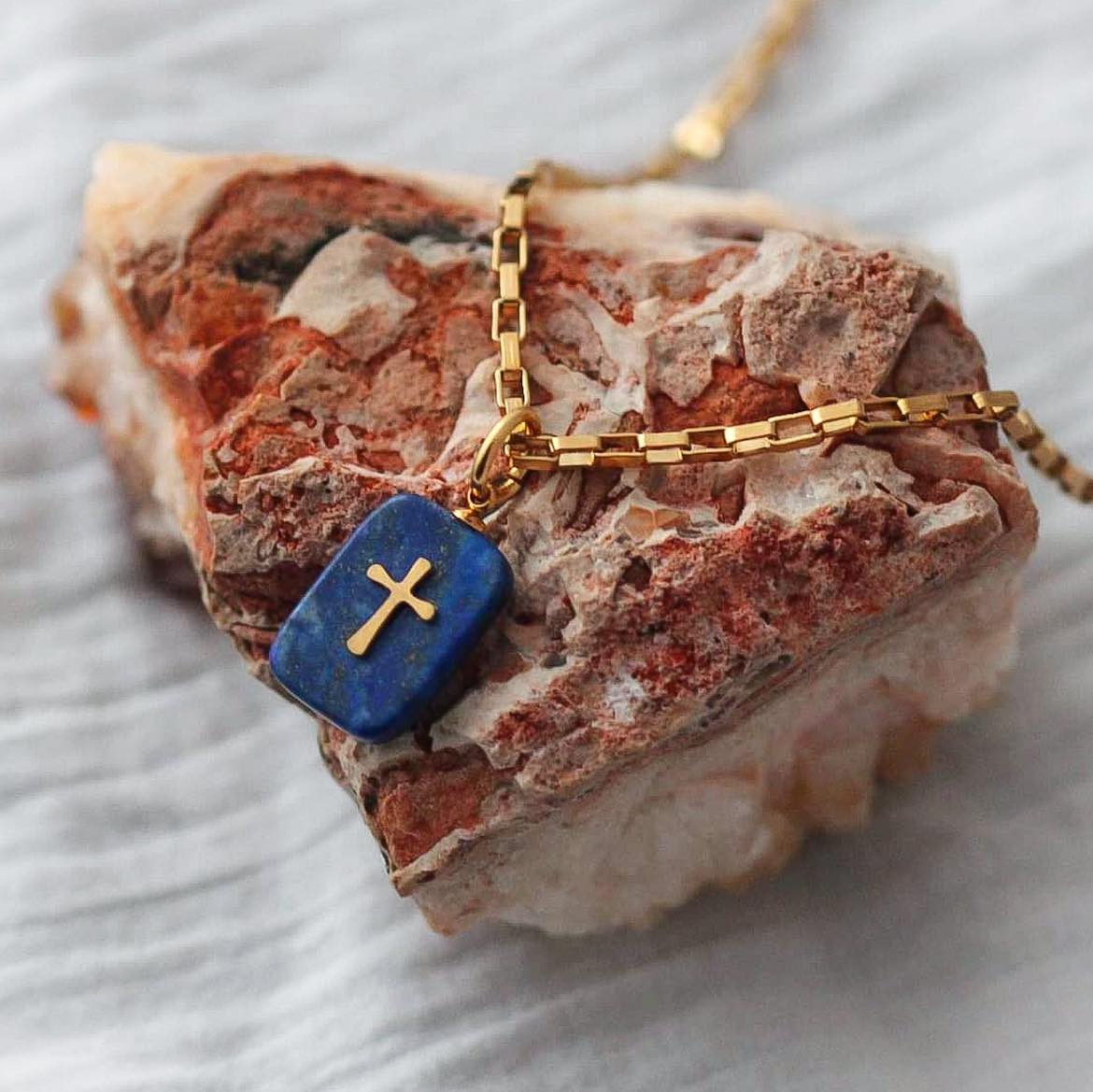 Eva Vergoldete Halskette mit Lapislazuli Anhänger