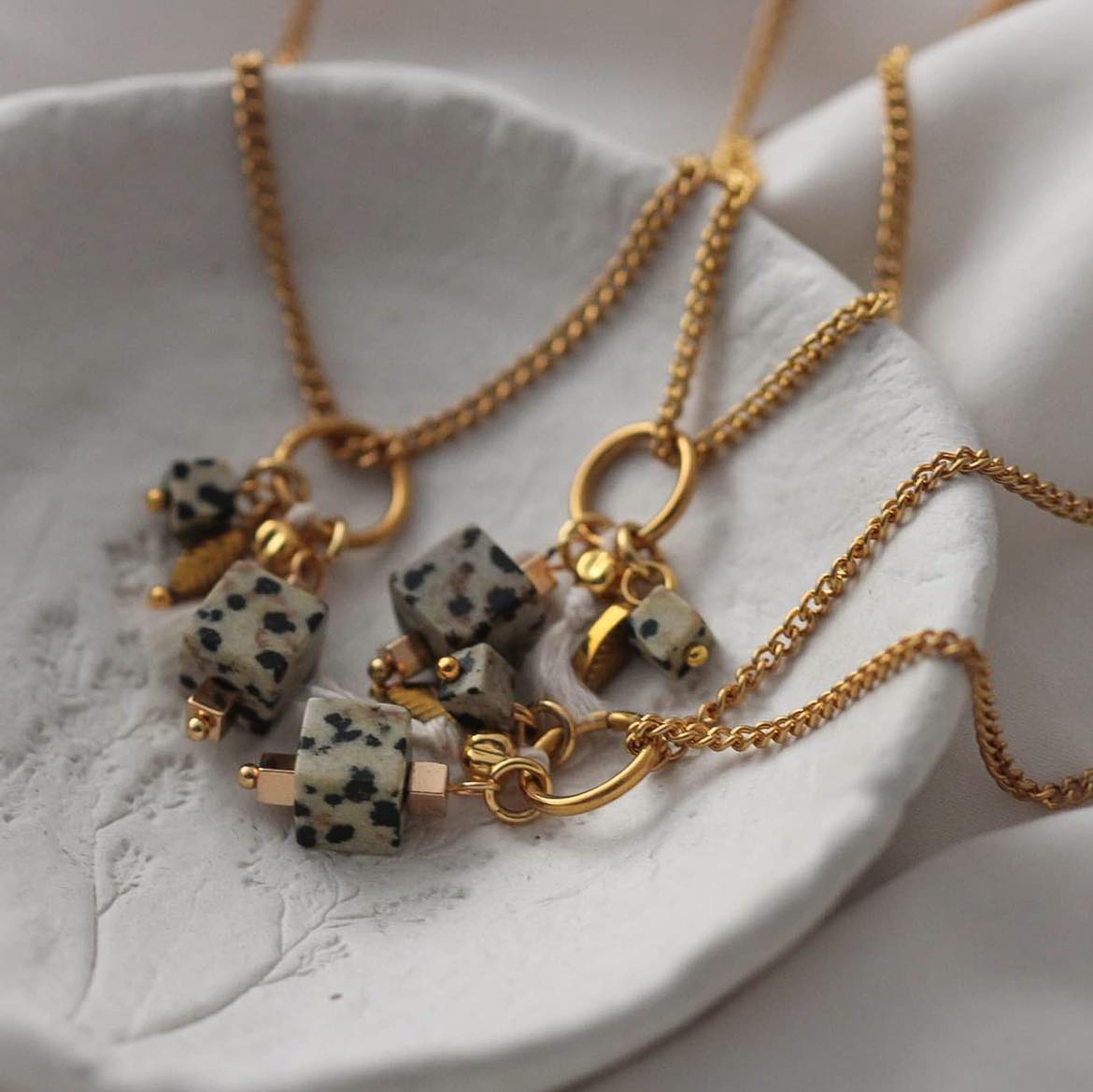 Coco Vergoldete Halskette mit Dalmatiner Jaspis und Hämatit