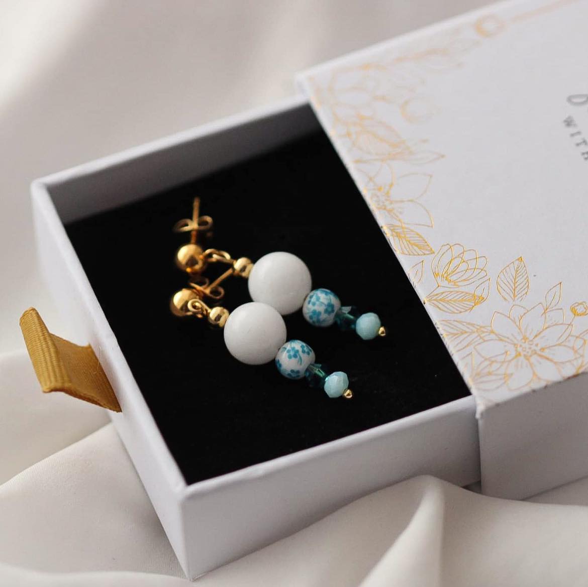 Florence Vergoldete Ohrringe mit Porzellan Anhänger