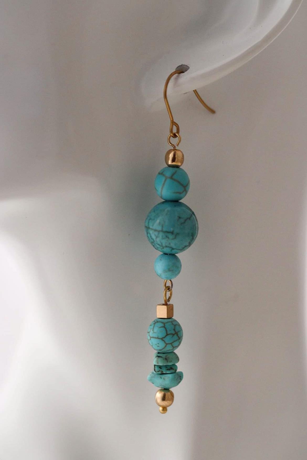 Arcana Vergoldete Ohrringe mit Türkisen, Hämatit und Howlith Steinen