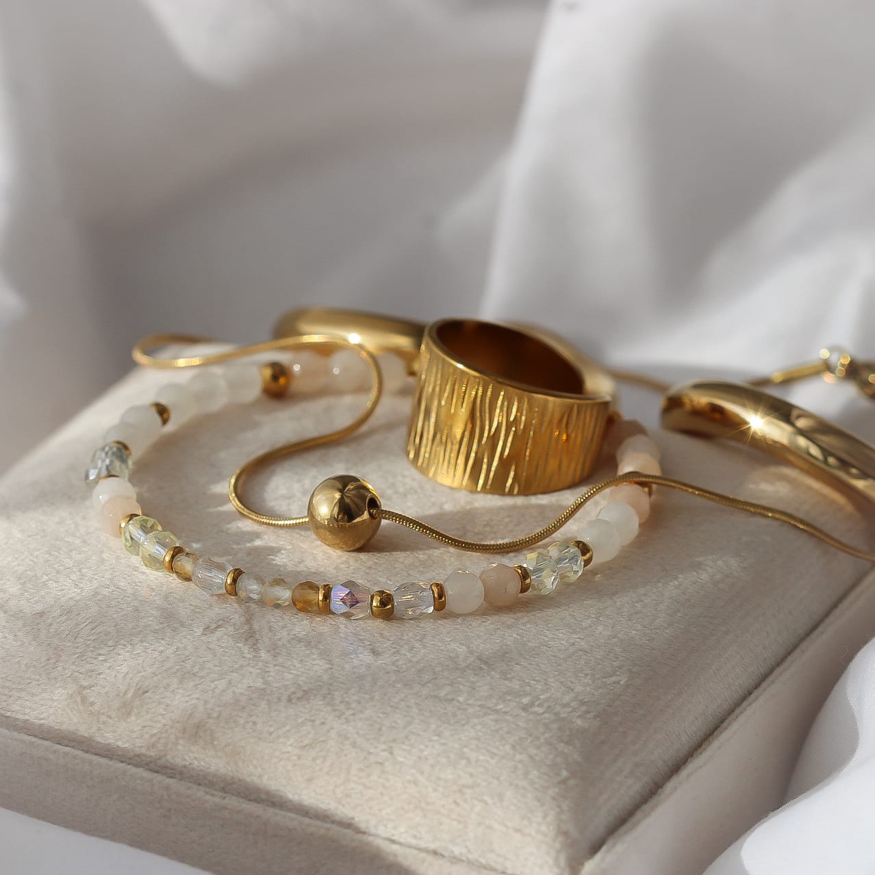 Amanda Armband, Edelsteine