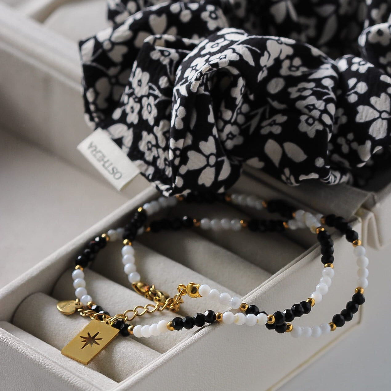 Astrid Halskette, Perlmutt