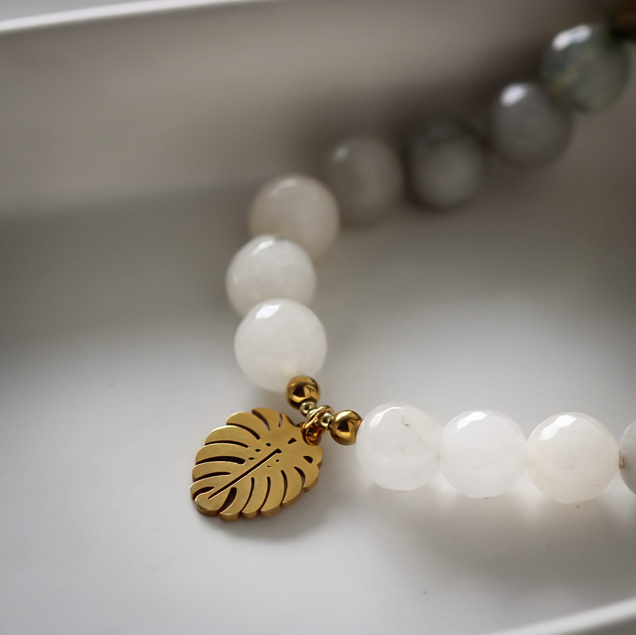 Zena Halskette, Edelsteine