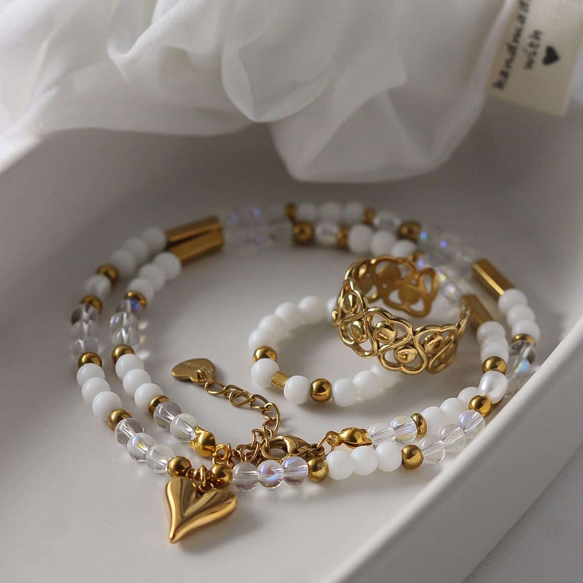 Megan Halskette, Achat