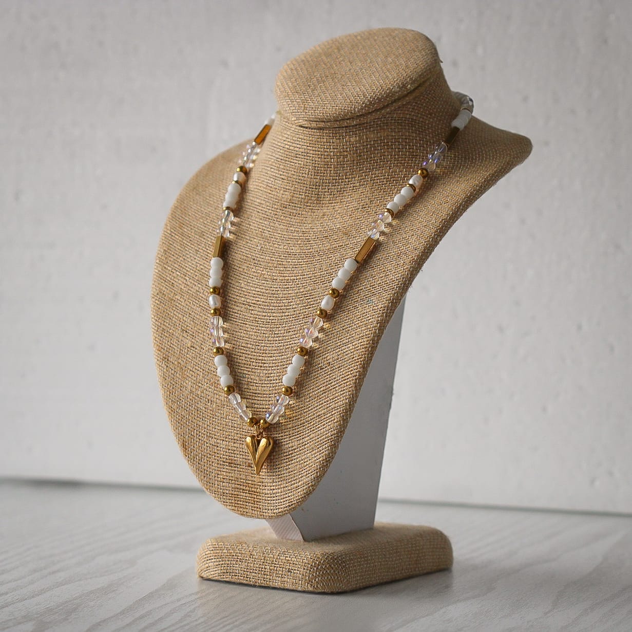 Megan Halskette, Achat