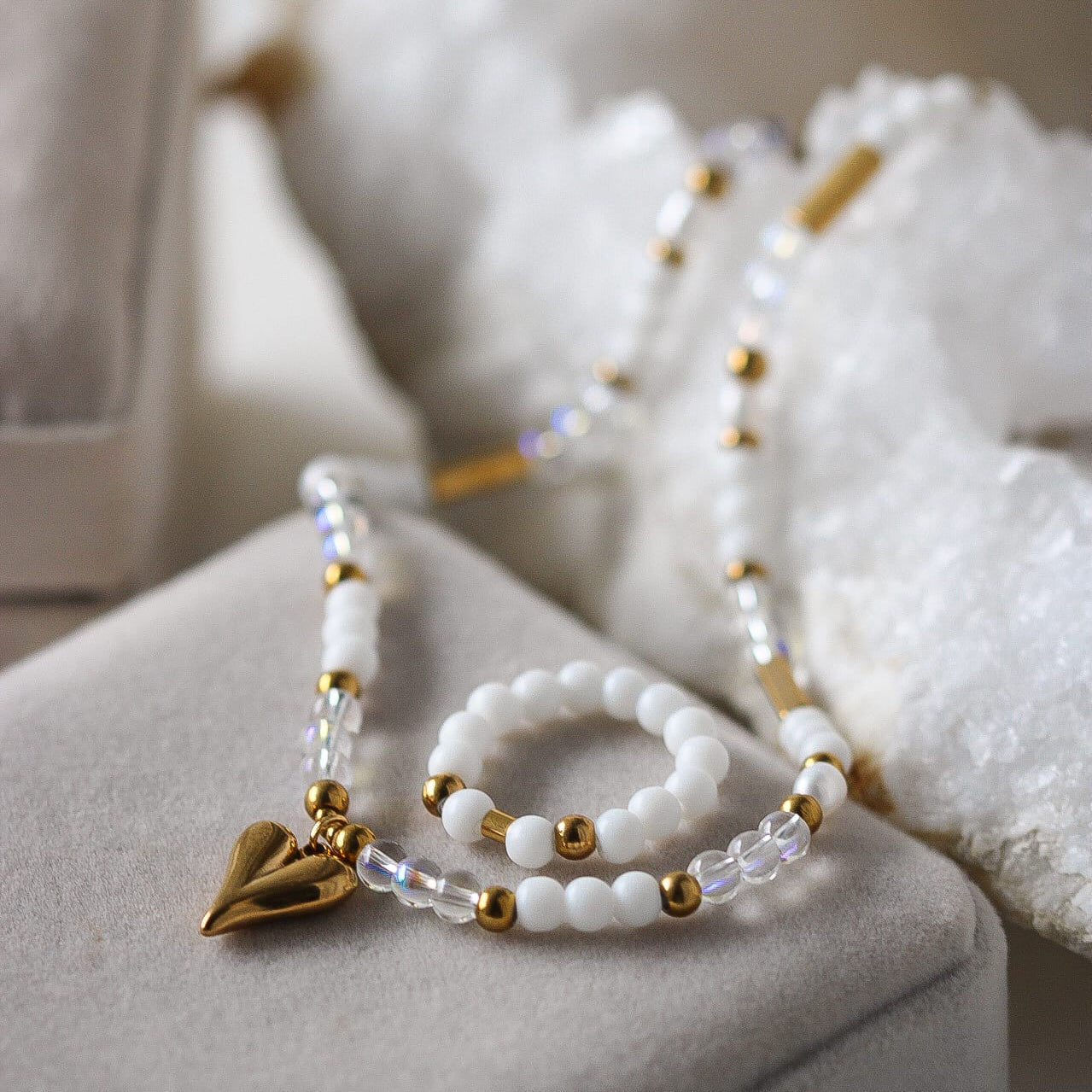 Megan Halskette, Achat