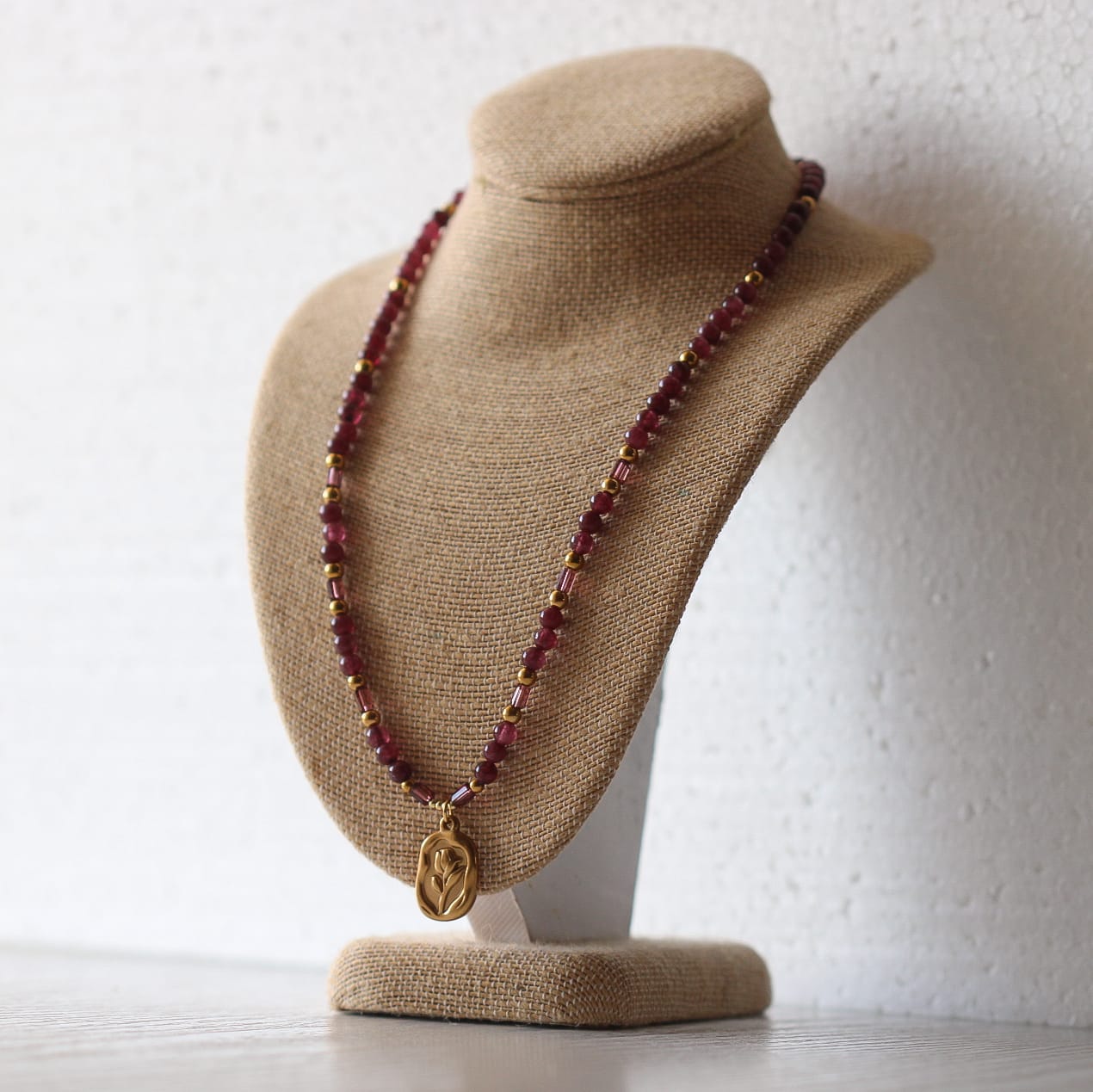 Rosalia Halskette, Granat