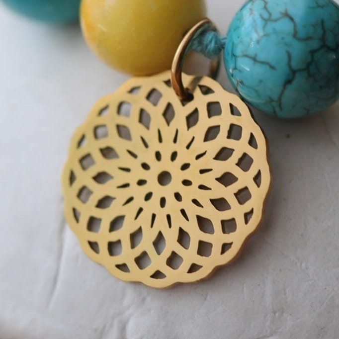 Armband aus Howlith und Marmor Steinen mit Mandala Anhänger