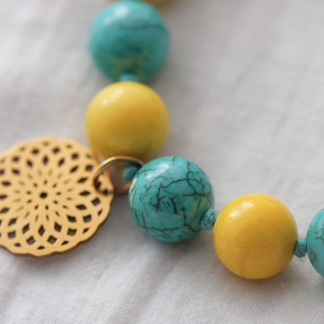 Armband aus Howlith und Marmor Steinen mit Mandala Anhänger