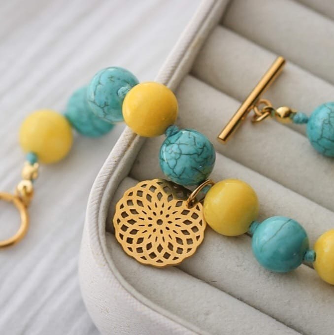 Armband aus Howlith und Marmor Steinen mit Mandala Anhänger