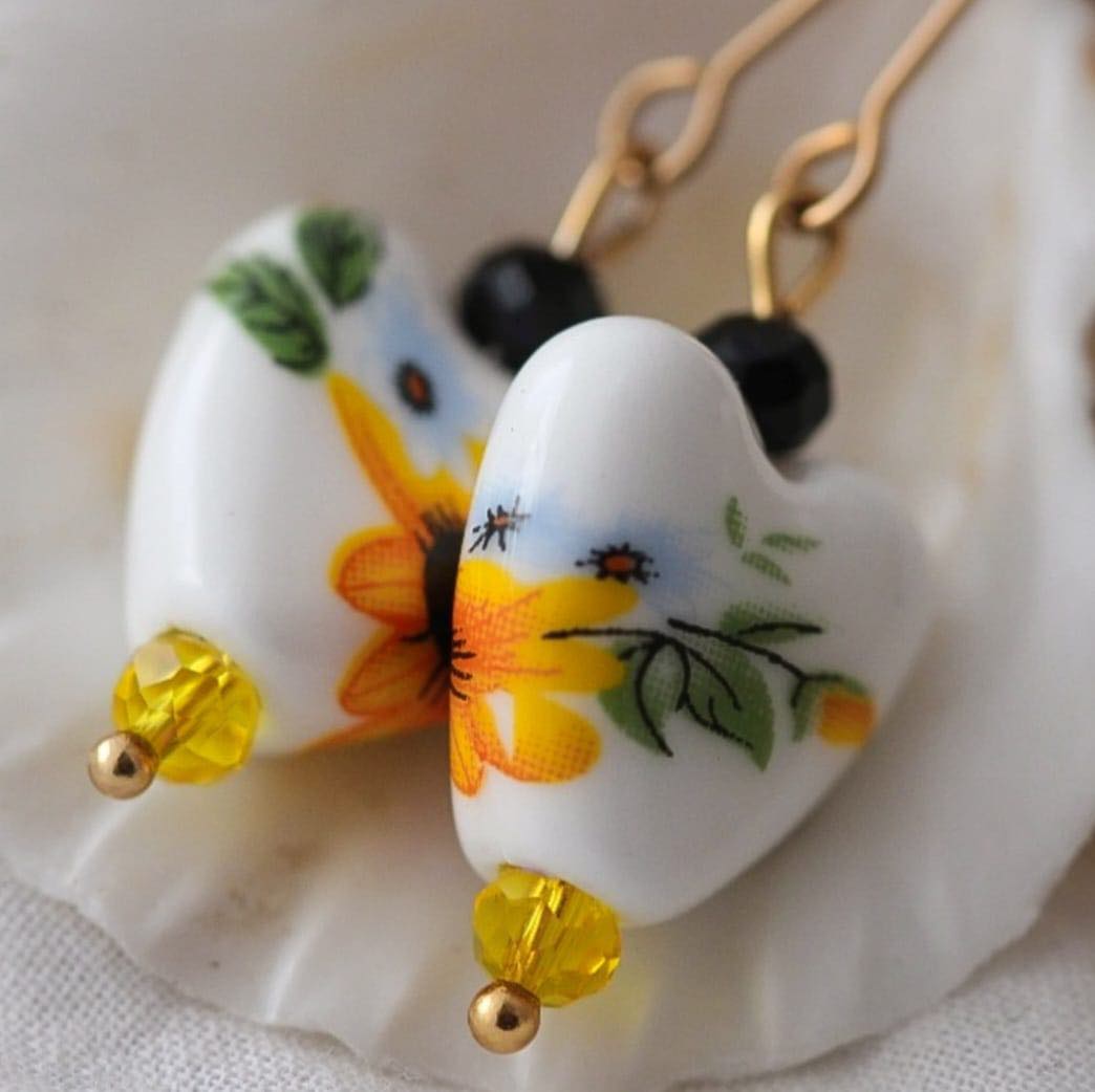 Floral Yellow Vergoldete Ohrringe mit Porzellan Anhänger