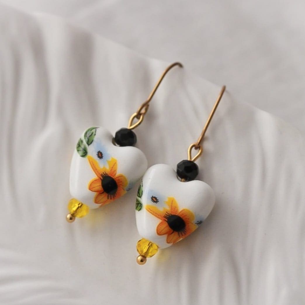 Floral Yellow Vergoldete Ohrringe mit Porzellan Anhänger