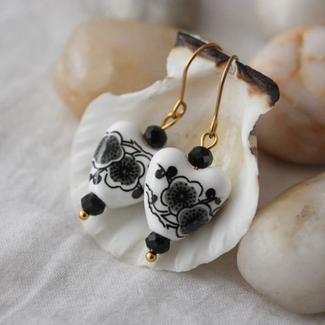 Floral Black Vergoldete Ohrringe mit Porzellan Anhänger