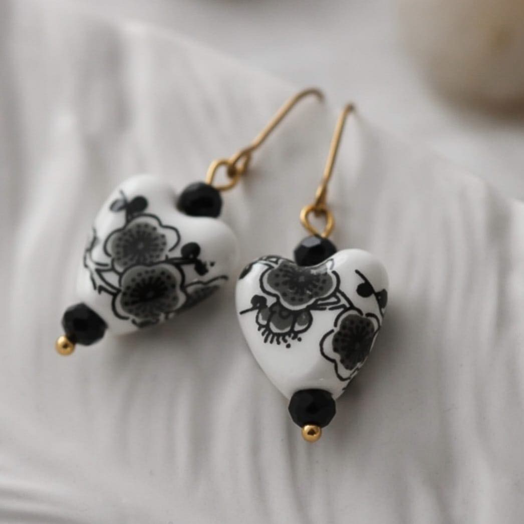 Floral Black Vergoldete Ohrringe mit Porzellan Anhänger
