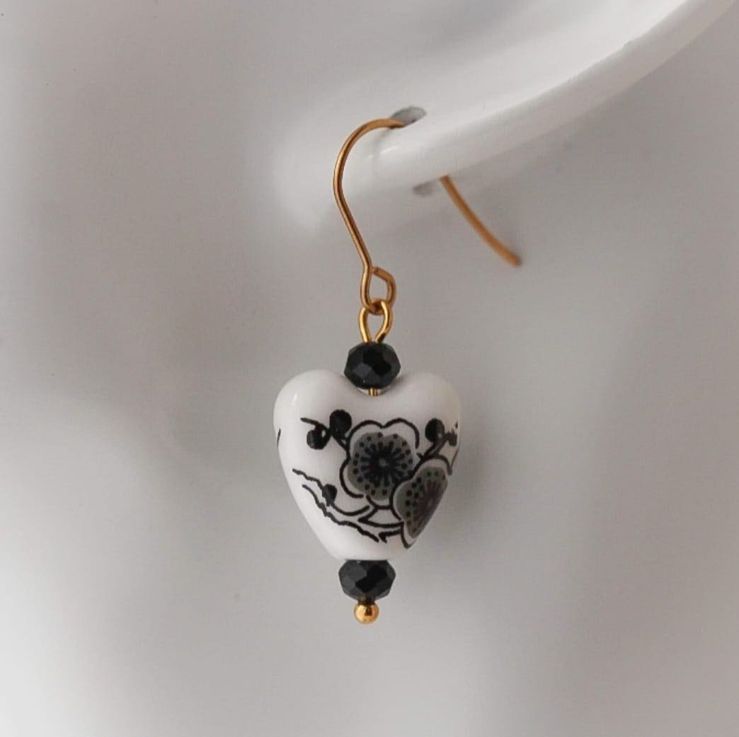 Floral Black Vergoldete Ohrringe mit Porzellan Anhänger