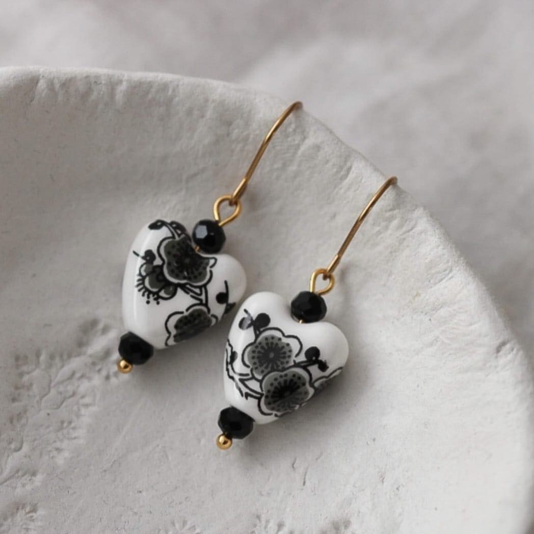 Floral Black Vergoldete Ohrringe mit Porzellan Anhänger