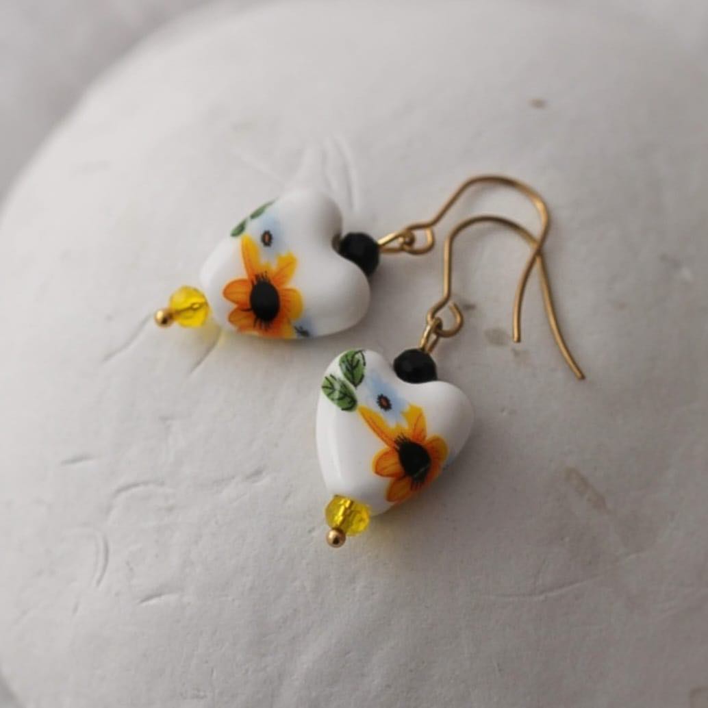 Floral Yellow Vergoldete Ohrringe mit Porzellan Anhänger