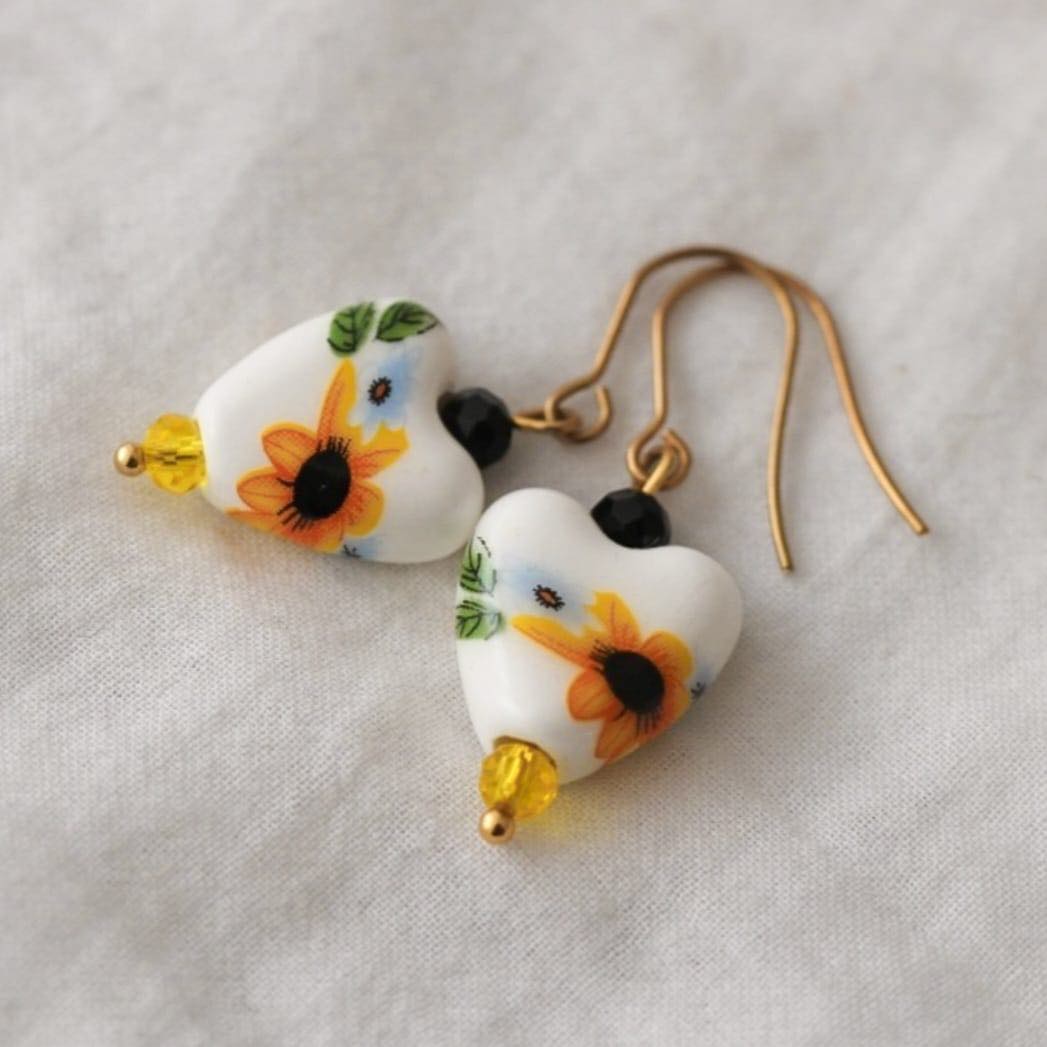 Floral Yellow Vergoldete Ohrringe mit Porzellan Anhänger