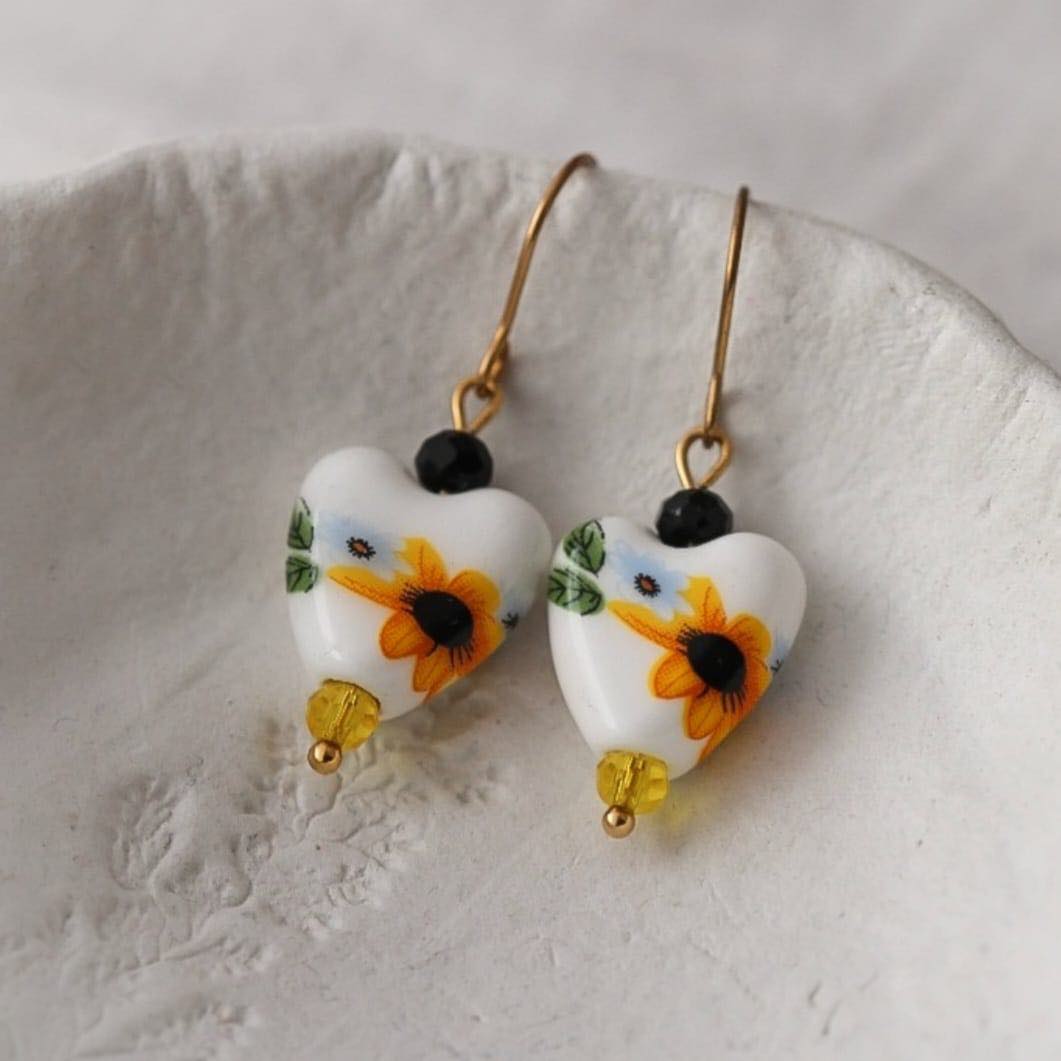 Floral Yellow Vergoldete Ohrringe mit Porzellan Anhänger