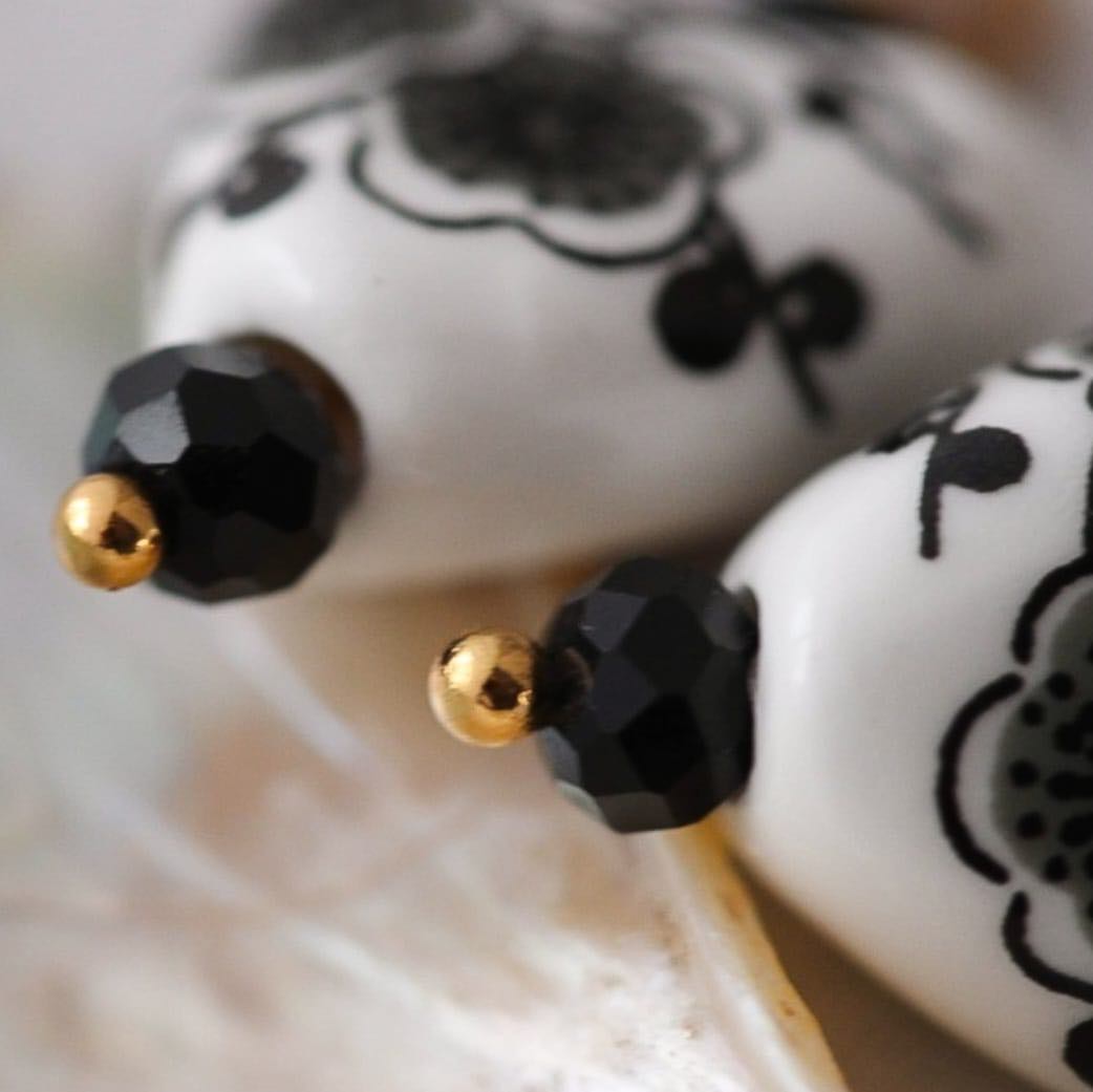 Floral Black Vergoldete Ohrringe mit Porzellan Anhänger