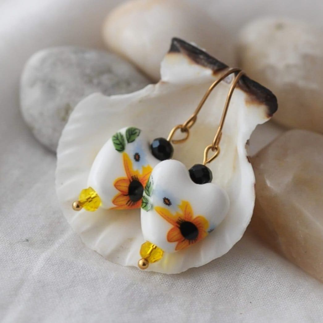 Floral Yellow Vergoldete Ohrringe mit Porzellan Anhänger