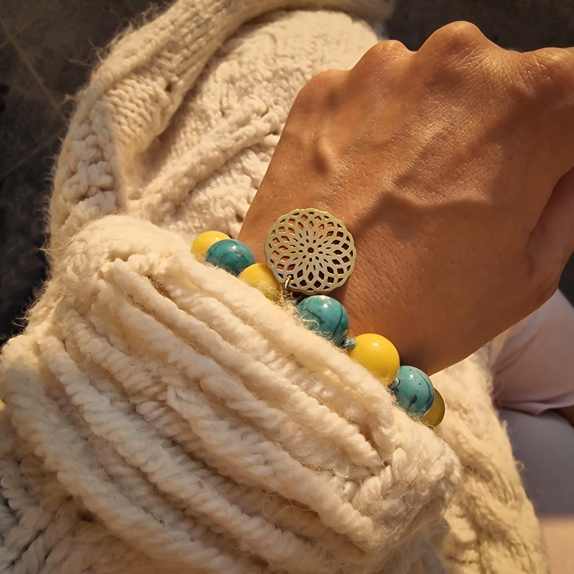 Armband aus Howlith und Marmor Steinen mit Mandala Anhänger