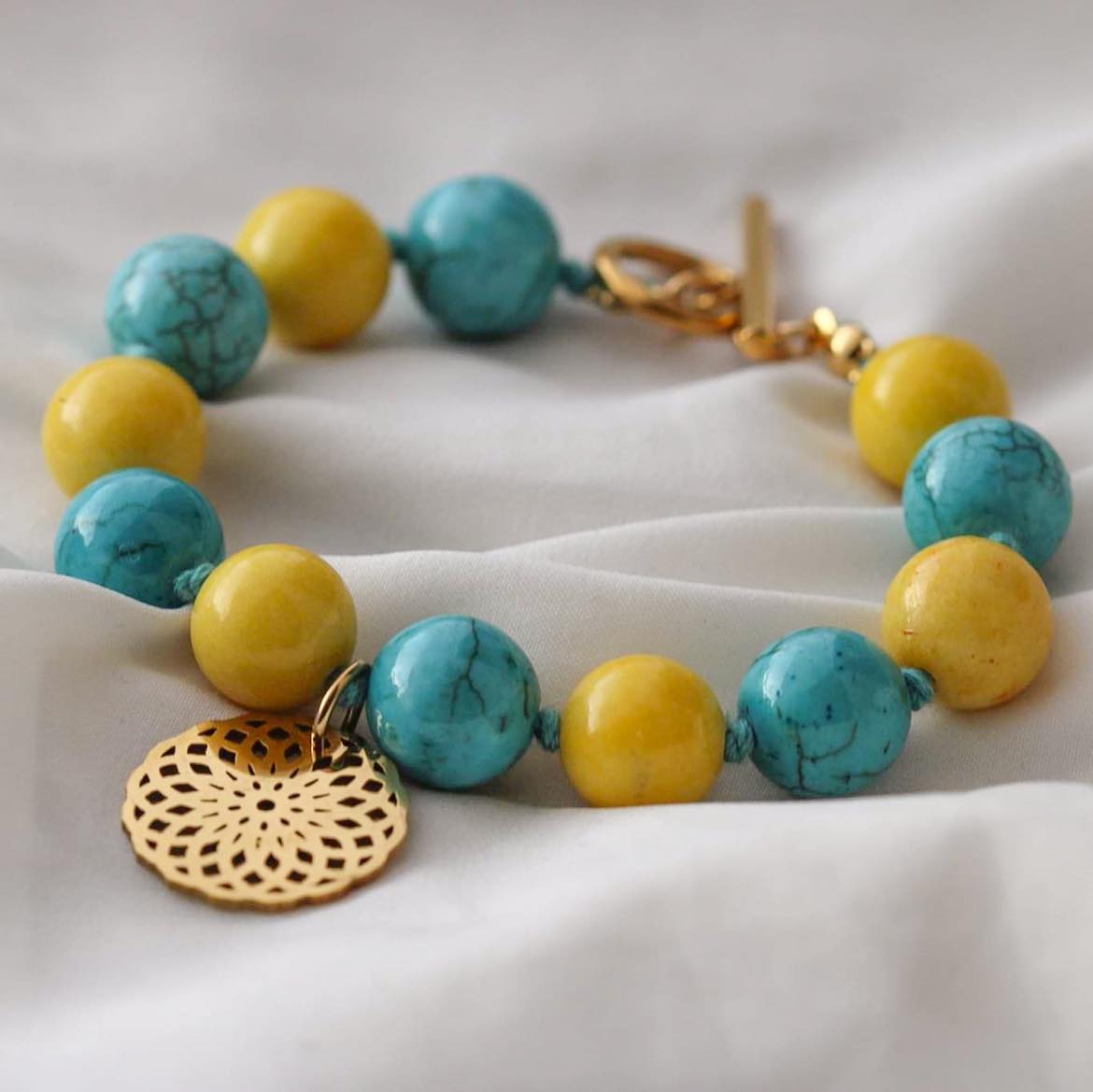 Armband aus Howlith und Marmor Steinen mit Mandala Anhänger