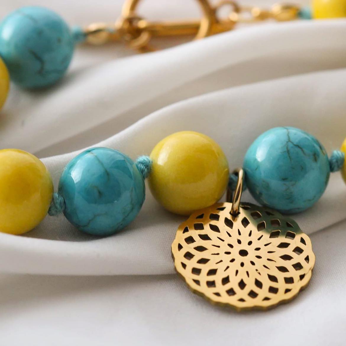 Armband aus Howlith und Marmor Steinen mit Mandala Anhänger