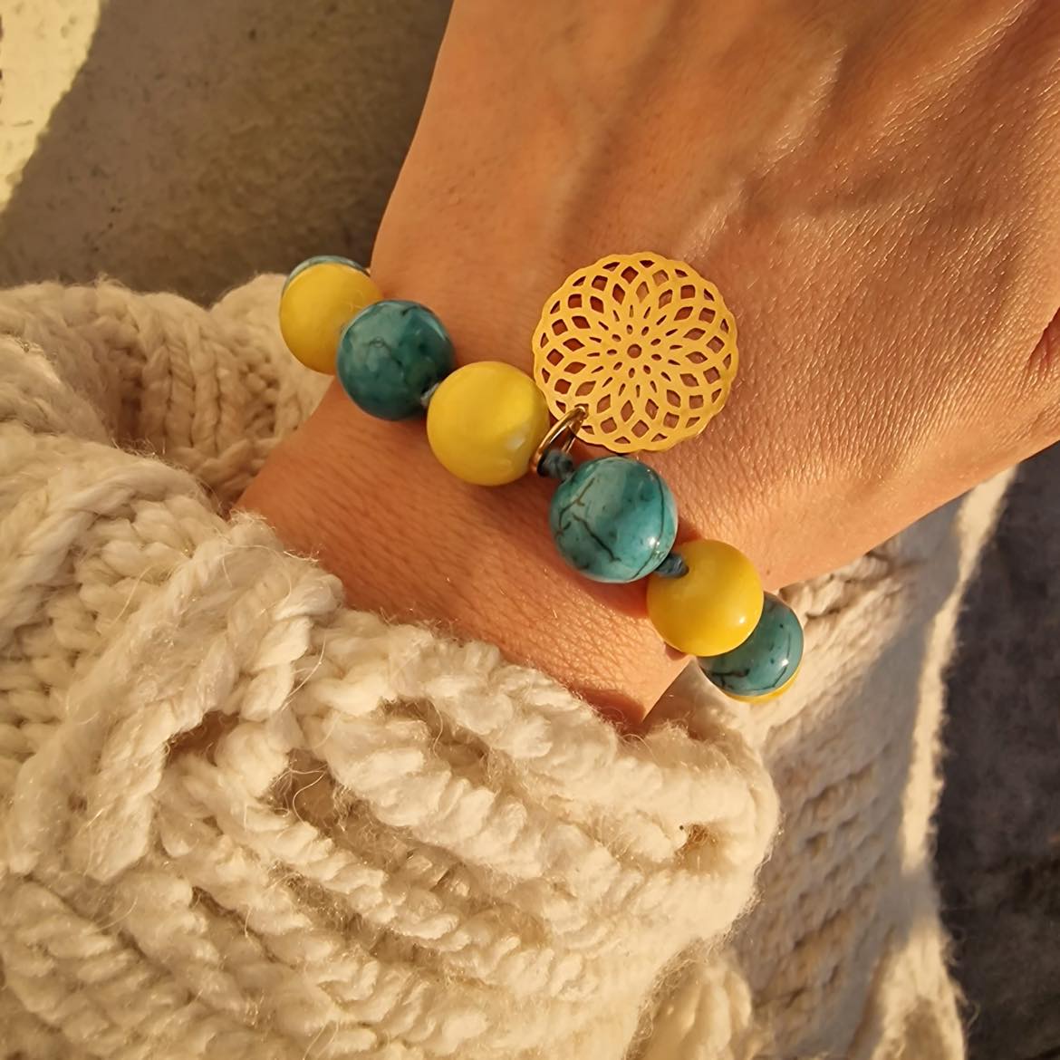 Armband aus Howlith und Marmor Steinen mit Mandala Anhänger