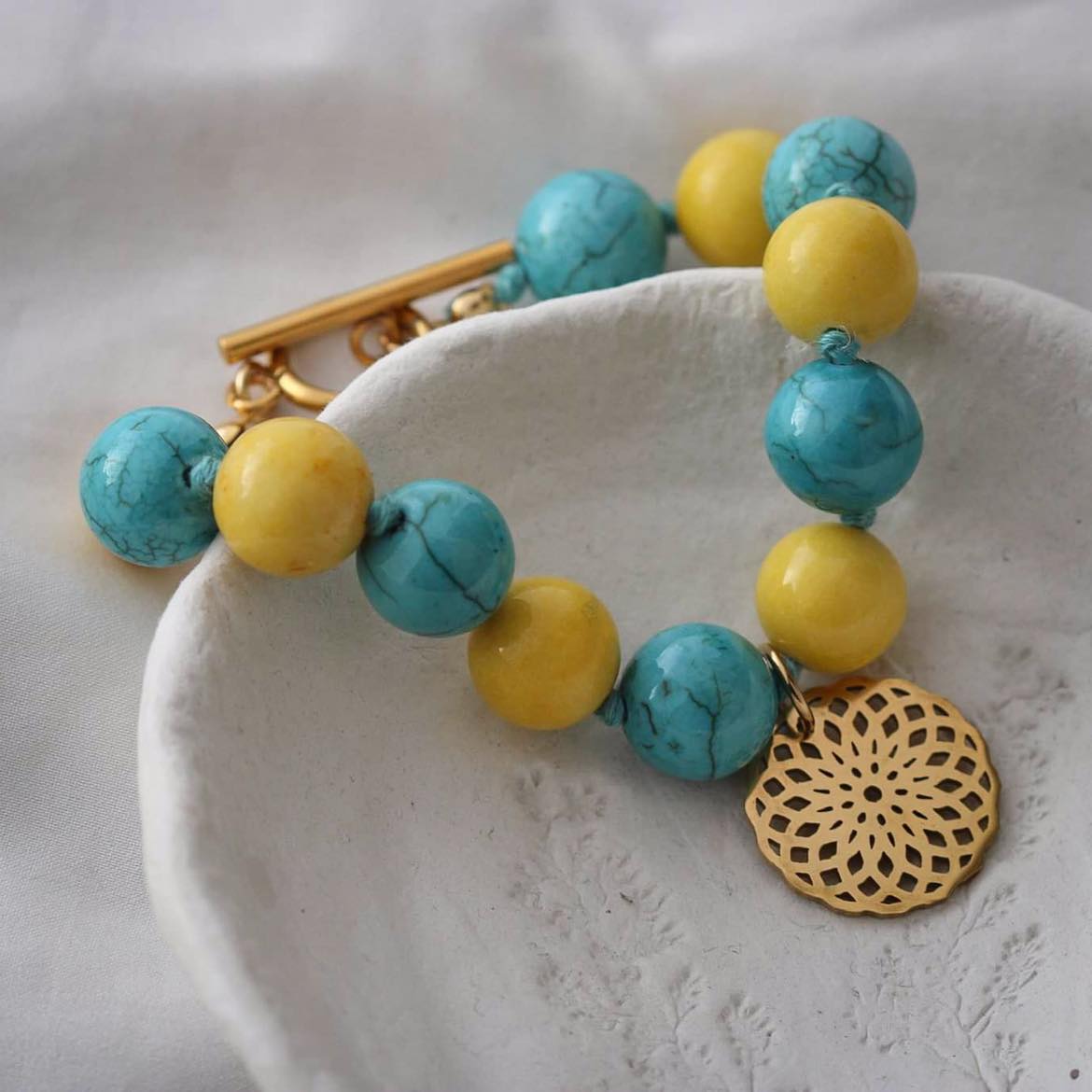 Armband aus Howlith und Marmor Steinen mit Mandala Anhänger