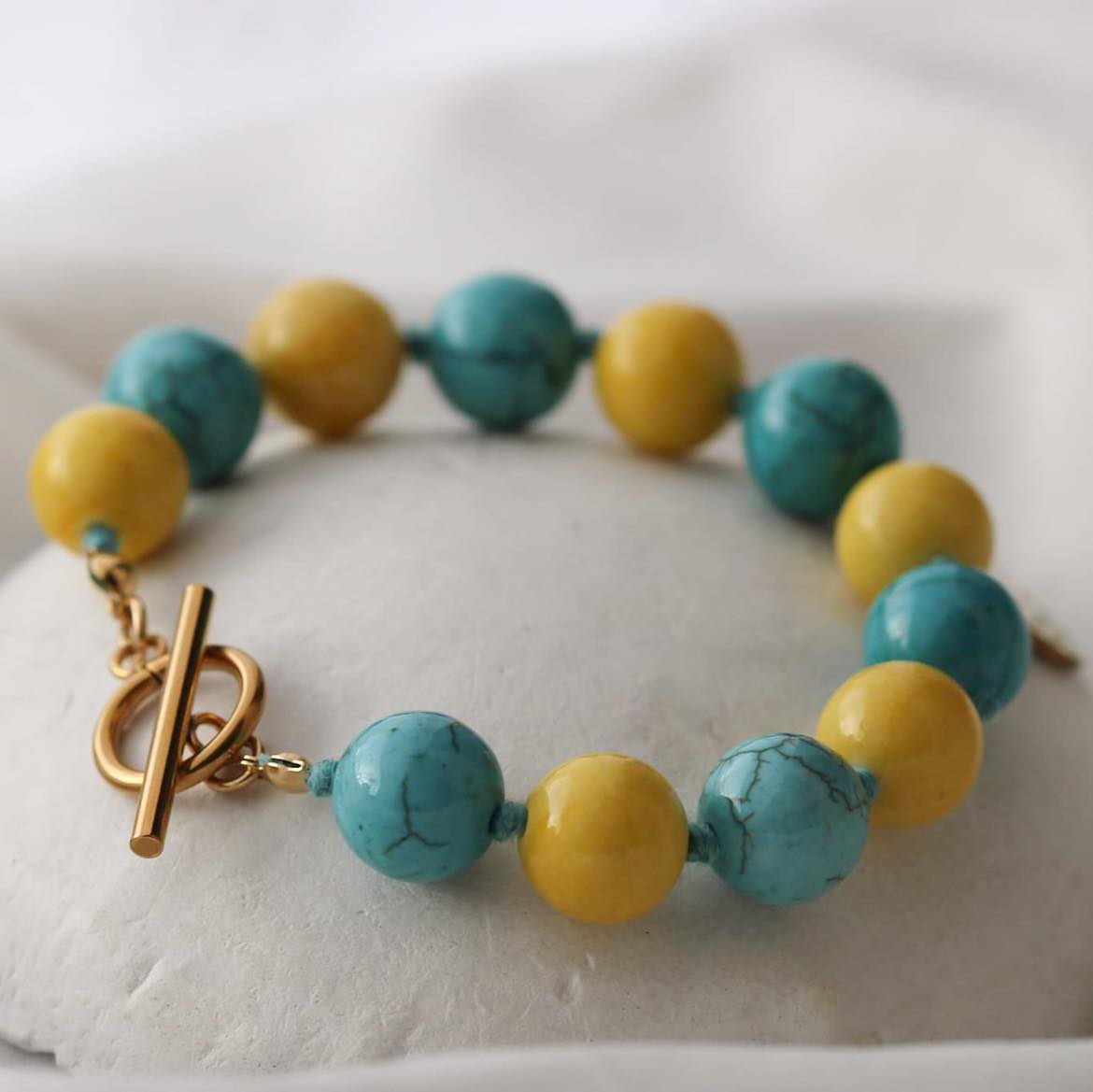 Armband aus Howlith und Marmor Steinen mit Mandala Anhänger