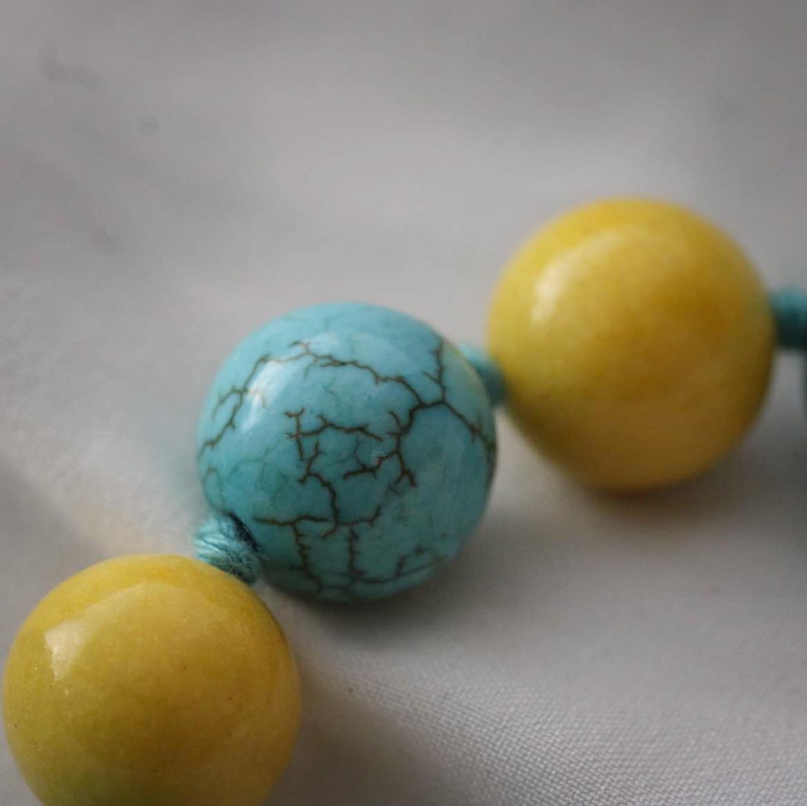 Armband aus Howlith und Marmor Steinen mit Mandala Anhänger