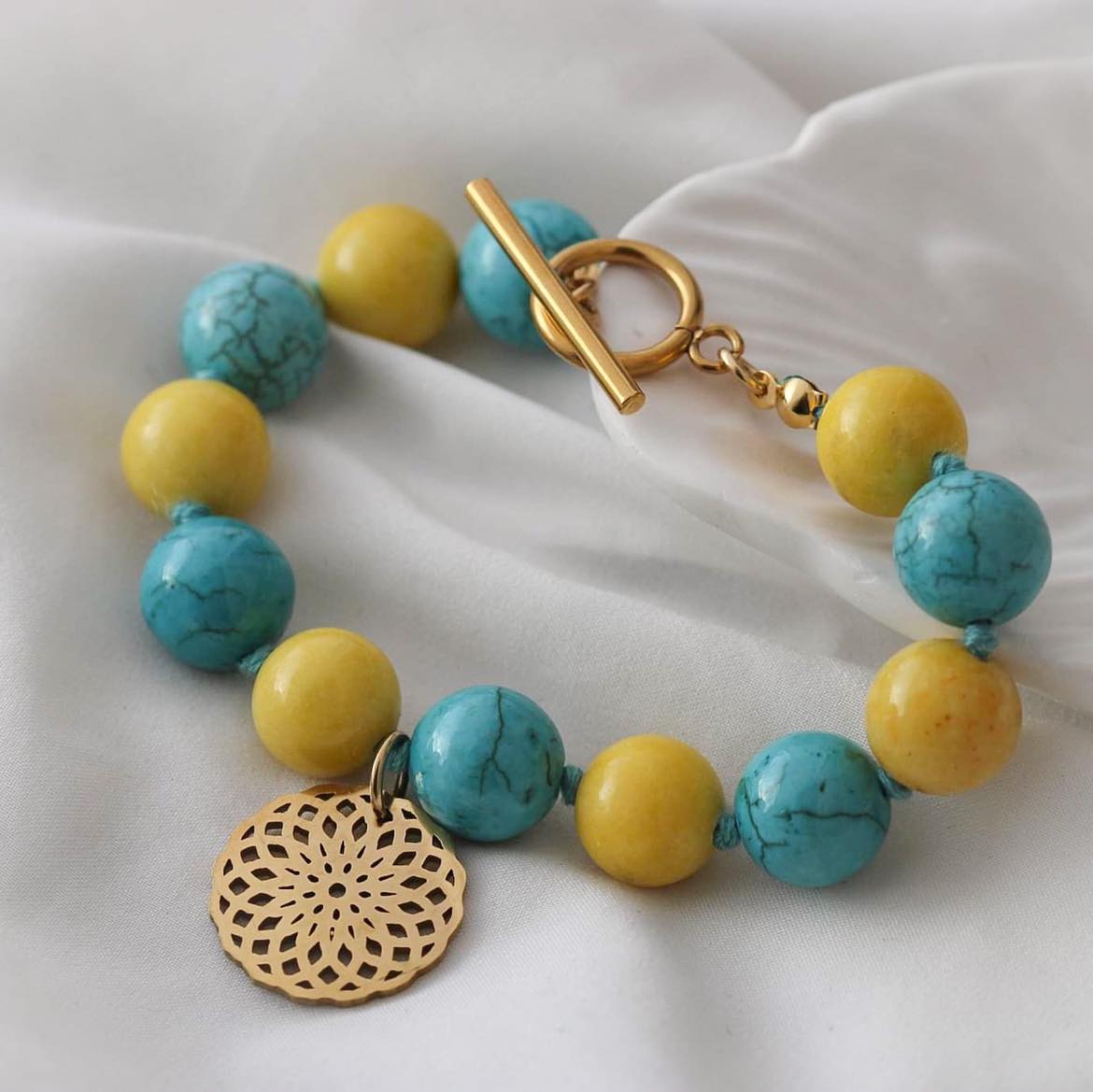 Armband aus Howlith und Marmor Steinen mit Mandala Anhänger