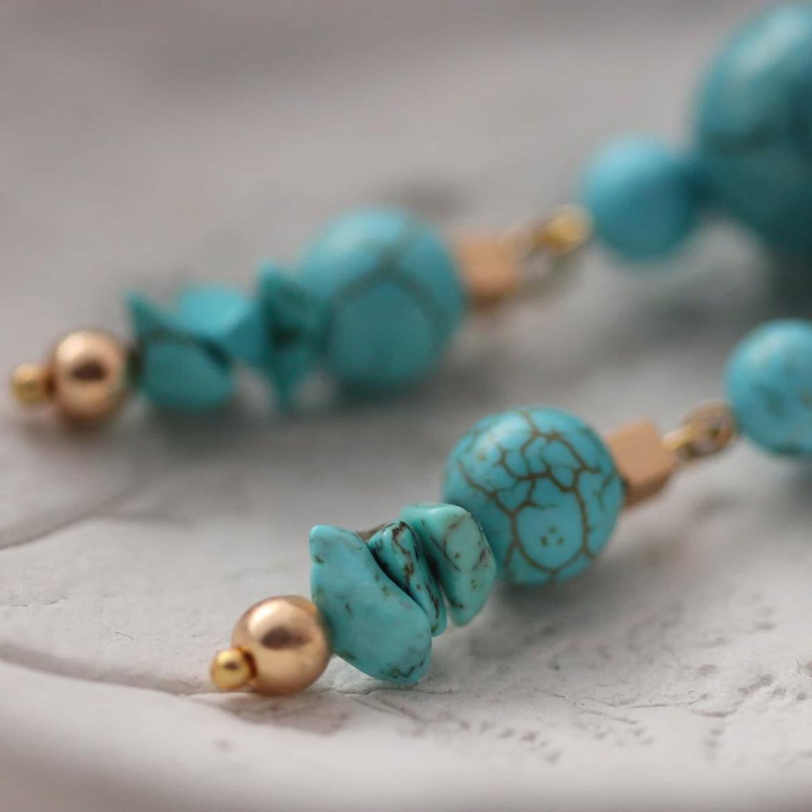 Arcana Vergoldete Ohrringe mit Türkisen, Hämatit und Howlith Steinen