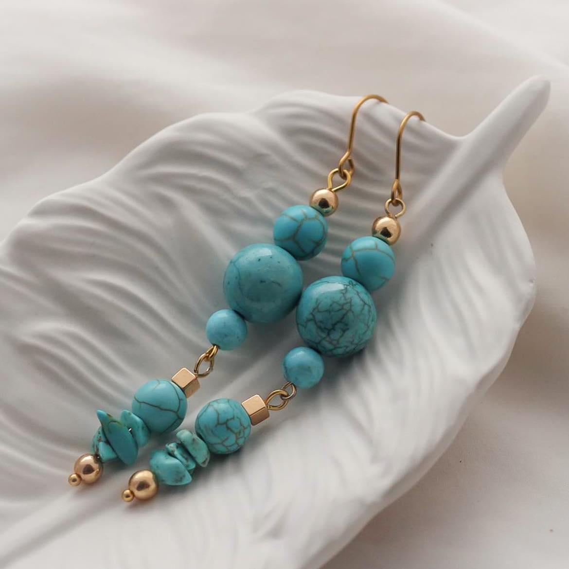 Arcana Vergoldete Ohrringe mit Türkisen, Hämatit und Howlith Steinen