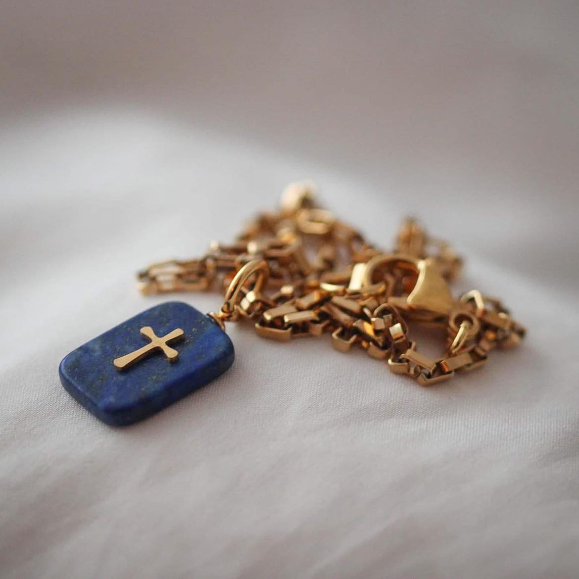 Eva Vergoldete Halskette mit Lapislazuli Anhänger