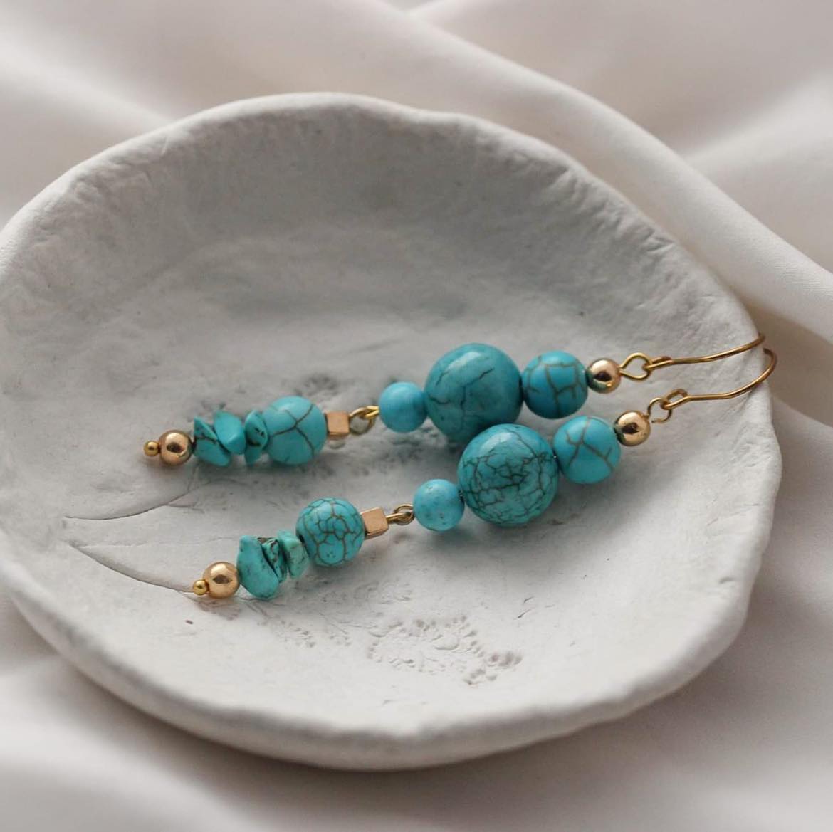 Arcana Vergoldete Ohrringe mit Türkisen, Hämatit und Howlith Steinen