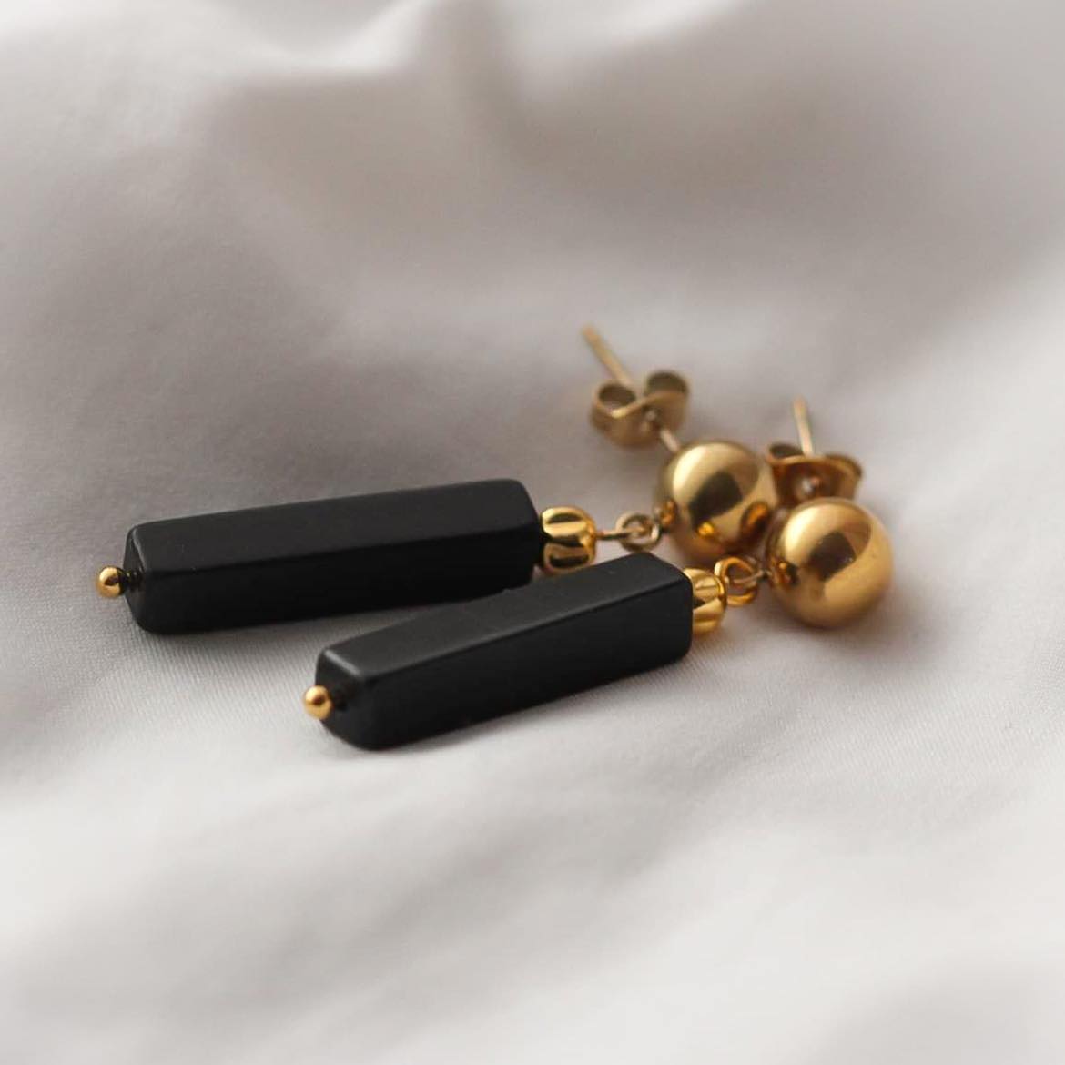 Black Lady Vergoldete Ohrringe mit Obsidian und Hämatit