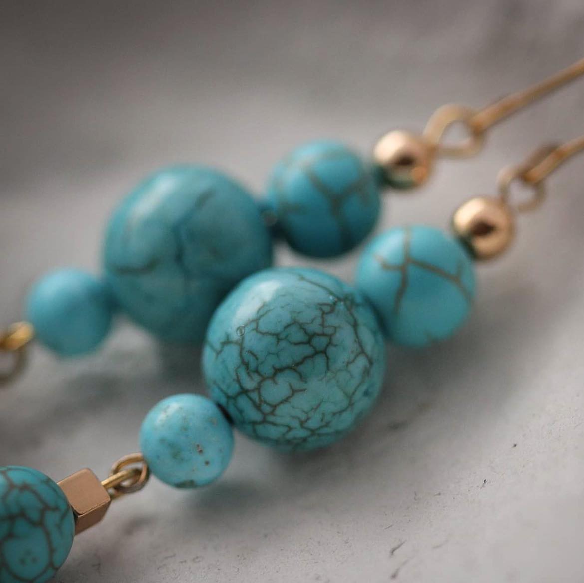 Arcana Vergoldete Ohrringe mit Türkisen, Hämatit und Howlith Steinen