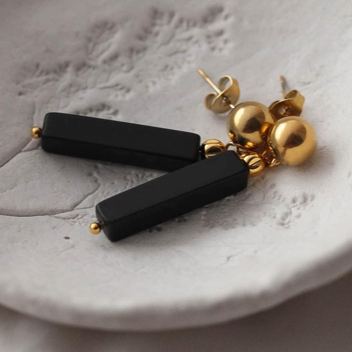 Black Lady Vergoldete Ohrringe mit Obsidian und Hämatit