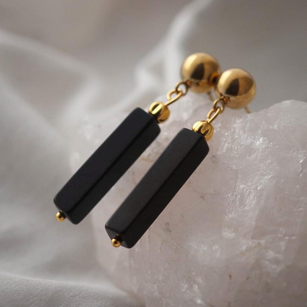 Black Lady Vergoldete Ohrringe mit Obsidian und Hämatit