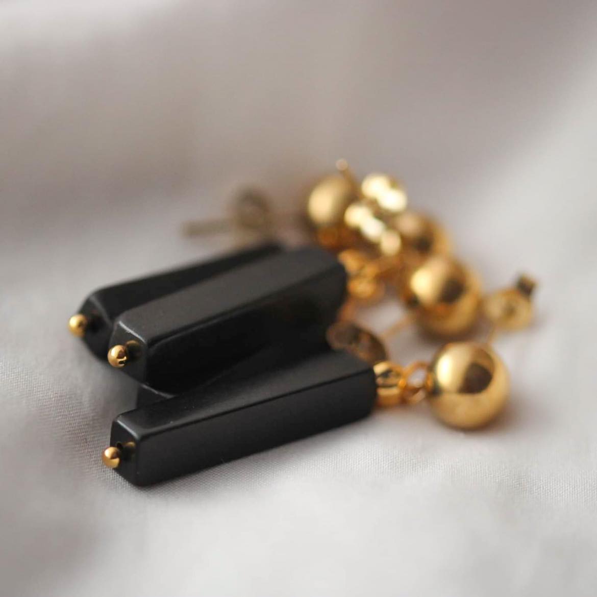 Black Lady Vergoldete Ohrringe mit Obsidian und Hämatit