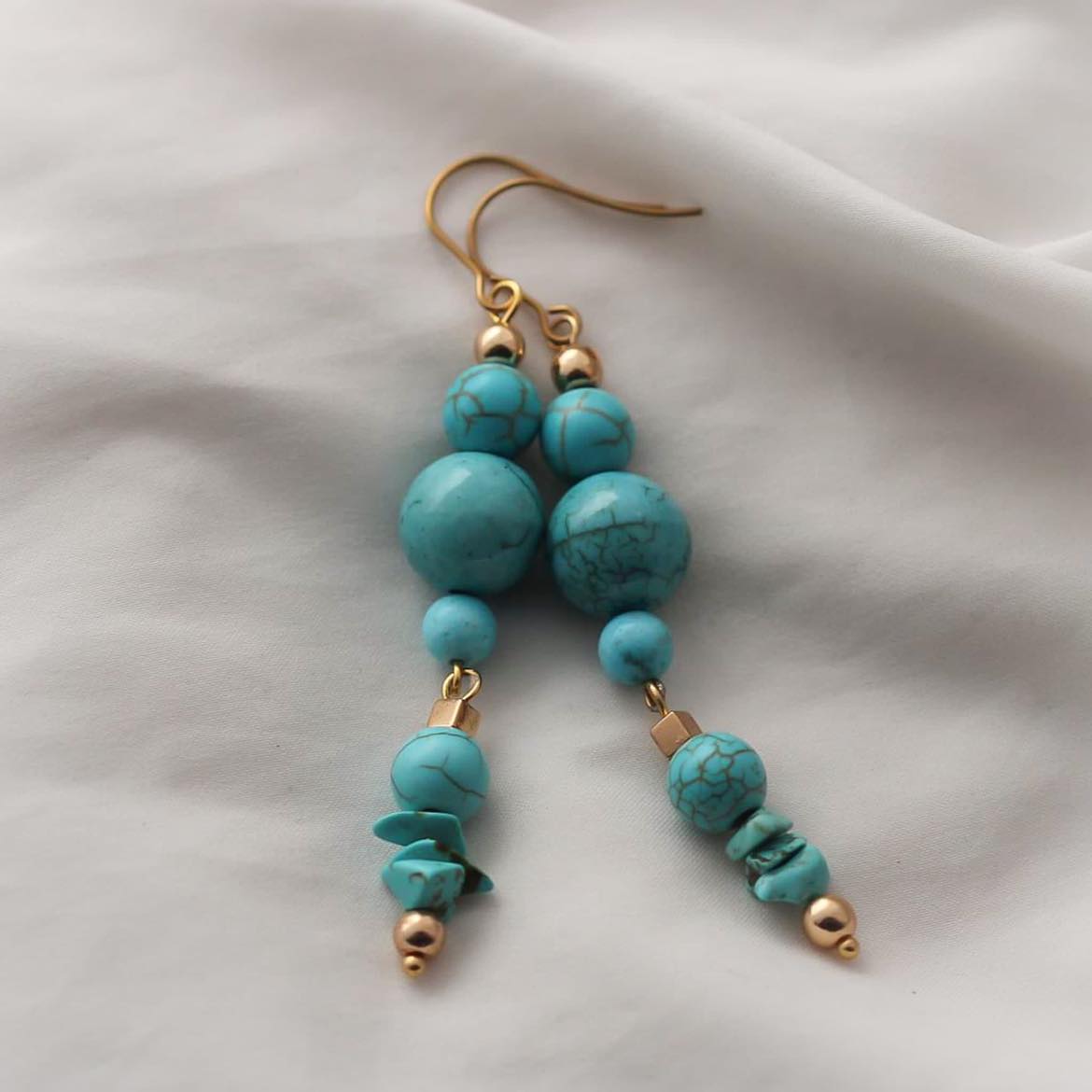 Arcana Vergoldete Ohrringe mit Türkisen, Hämatit und Howlith Steinen