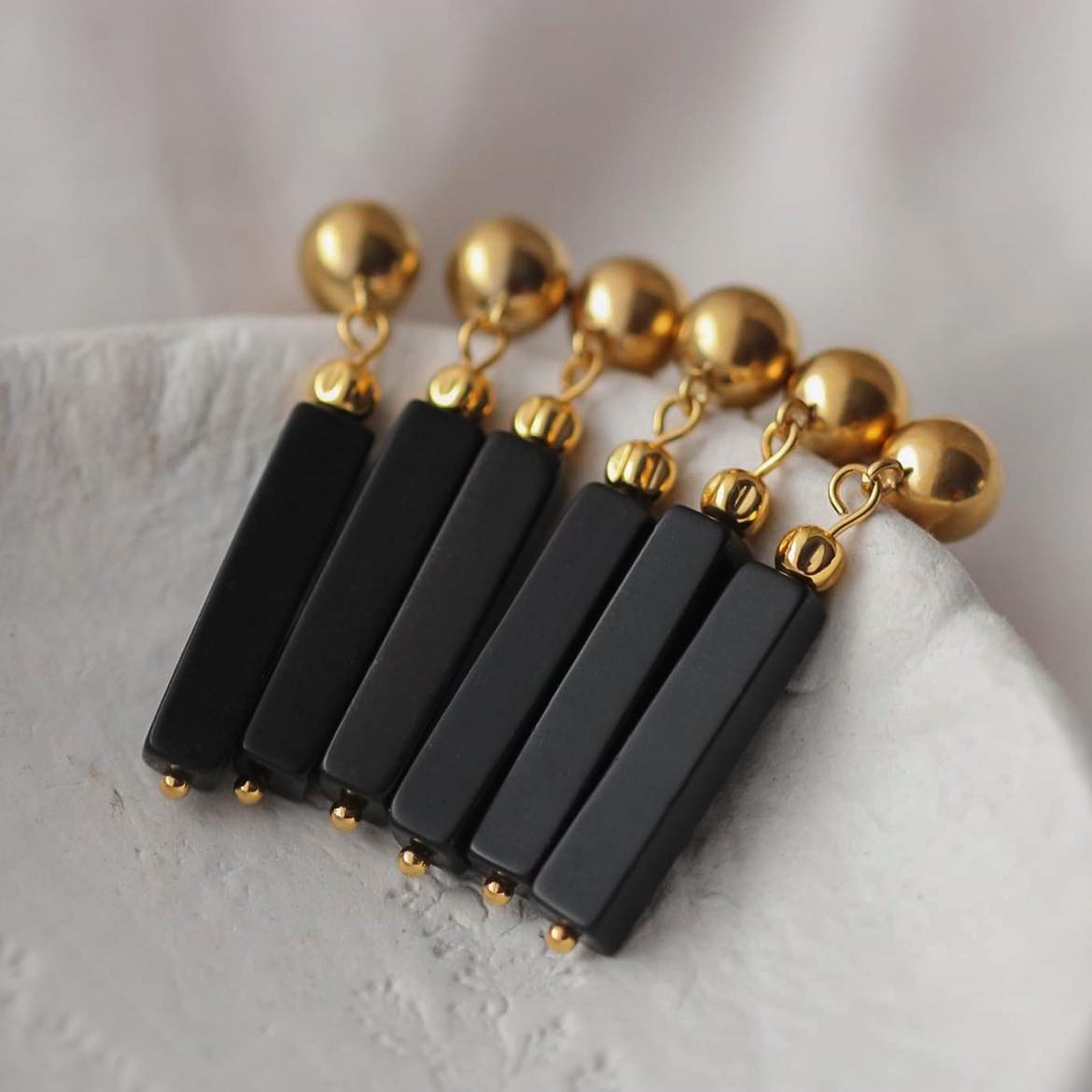 Black Lady Vergoldete Ohrringe mit Obsidian und Hämatit