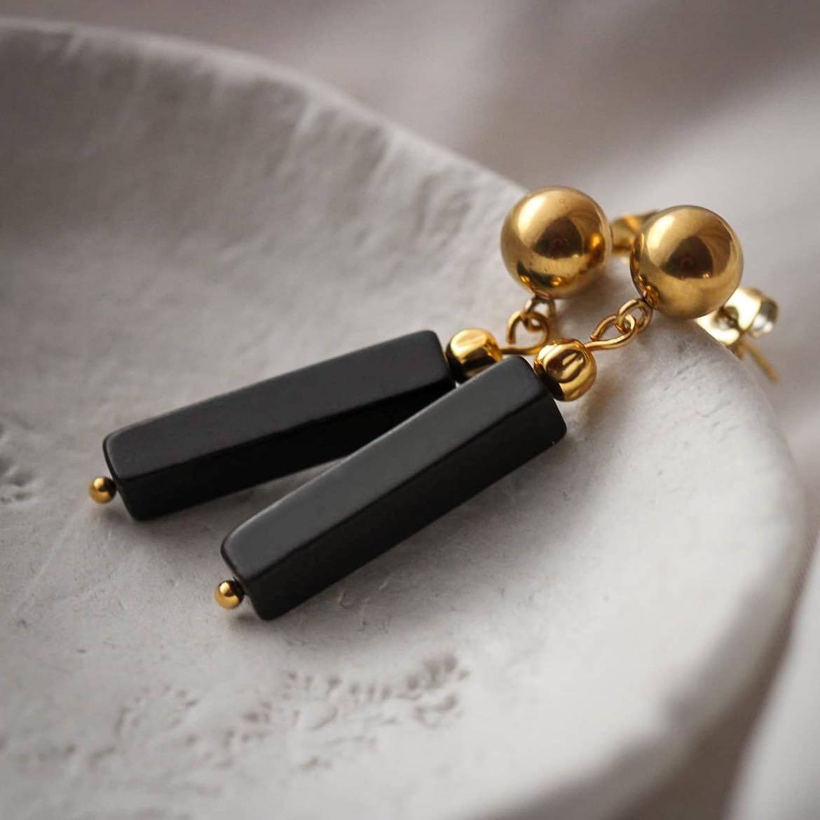 Black Lady Vergoldete Ohrringe mit Obsidian und Hämatit